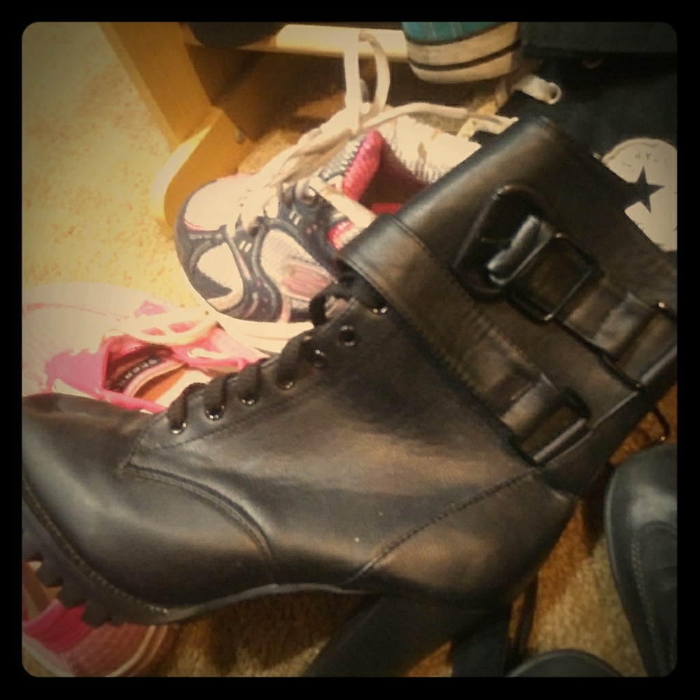 Leather strapping short calf boot size 7